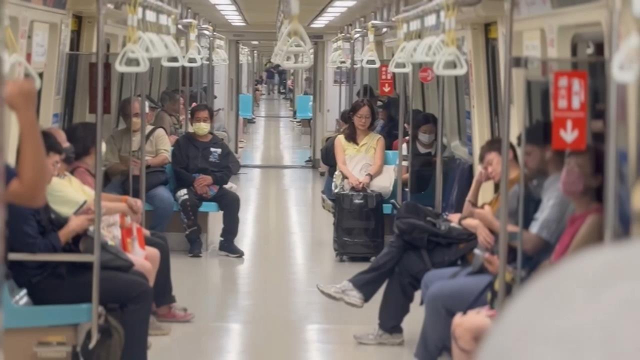 北捷立柱遭拆釀禍？　高齡翁搭車"站不穩倒地"送醫