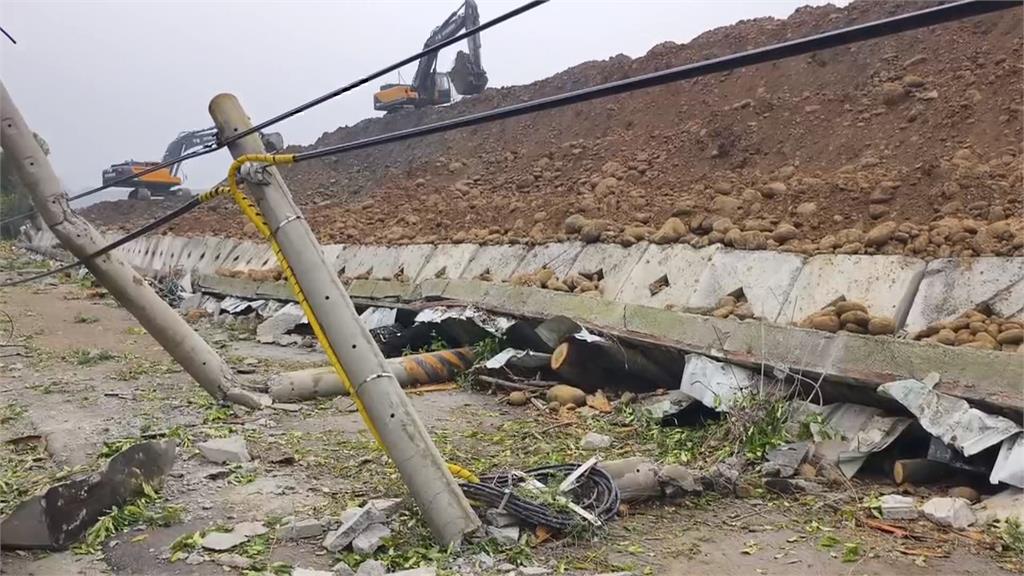 大雨釀苗栗砂石場圍牆倒塌　大量土石壓斷６根電桿