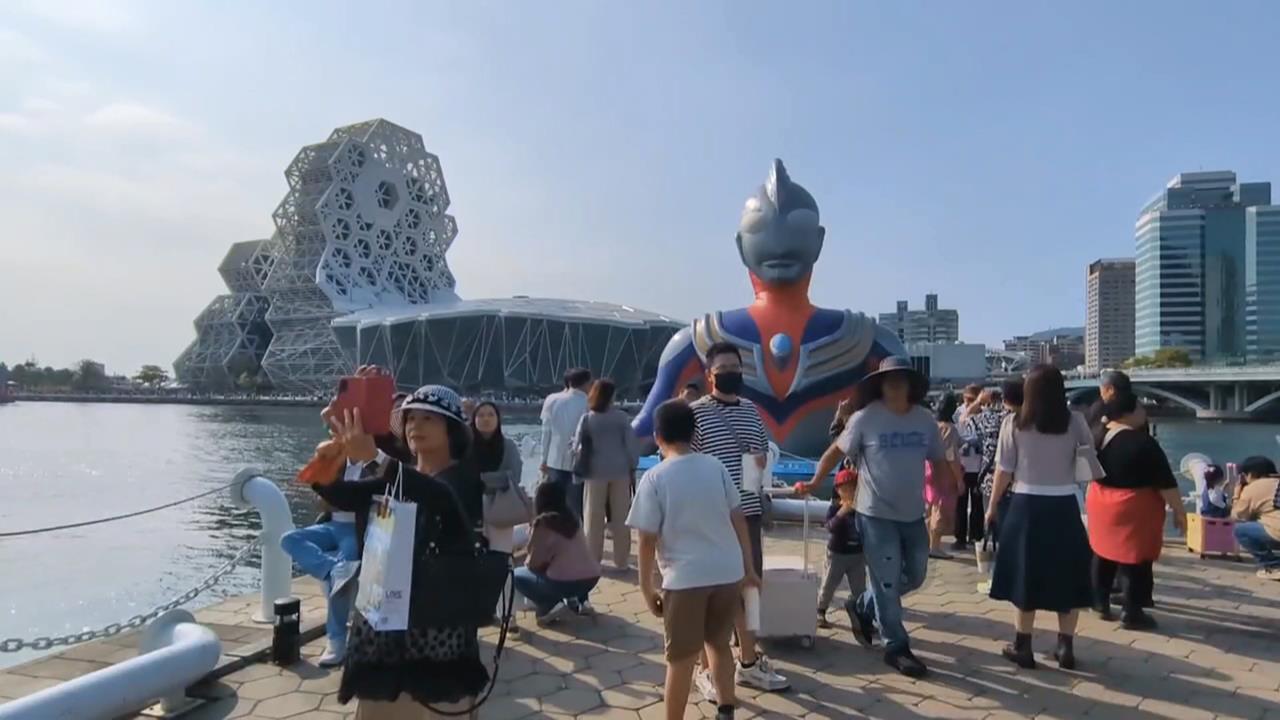 高雄"超人力霸王"魅力難擋 外國客朝聖打卡