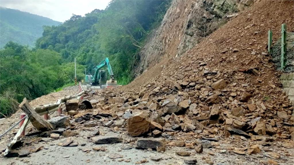 宜專一線1.5K土石兩度崩落　人車一度受困山上