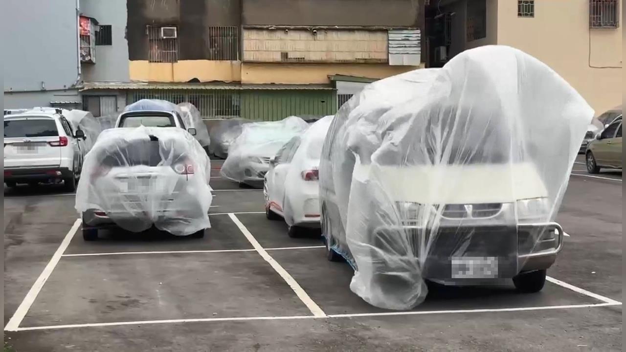 車輛集體打包奇景！灌漿作業恐噴濺　工地派員防護轎車