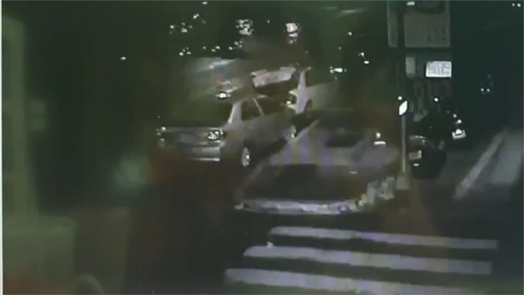開吉普車載朋友買消夜打滑 失控連撞5車　　