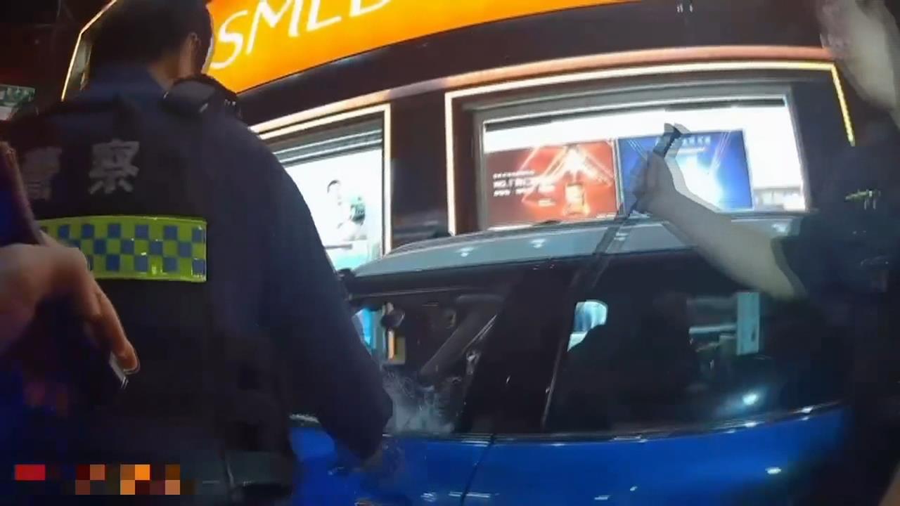 新北板橋男無照上路拒檢! 8警包圍「破窗逮人」