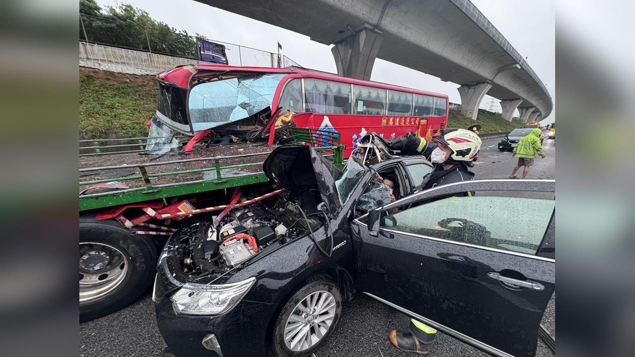 快新聞／國一林口交流道「9車連環撞」釀8傷！現場畫面曝