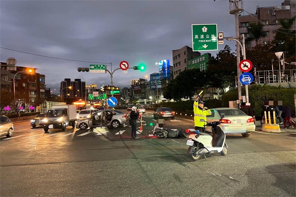 快新聞／下班尖峰時段亂闖紅燈！　三重轎車撞飛2台機車2傷