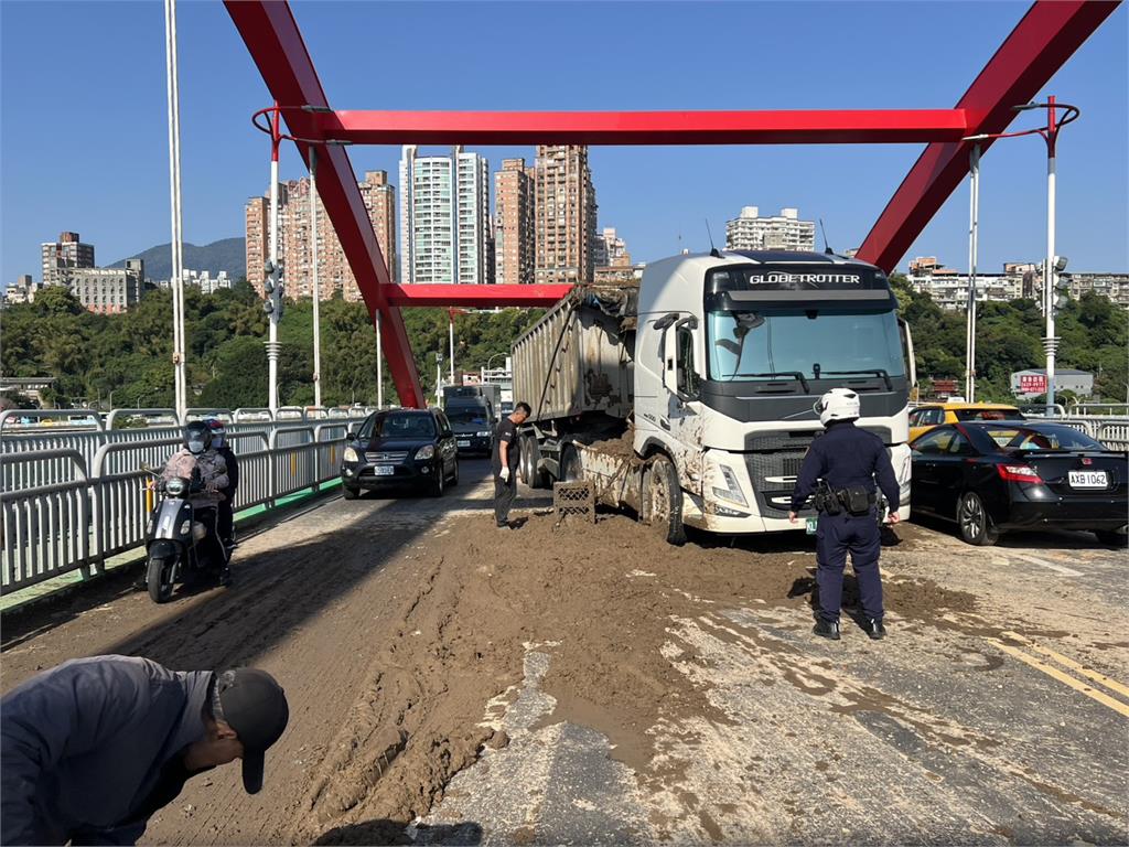 快新聞／下班經過關渡大橋注意！　砂石車撞2轎車泥漿灑滿地