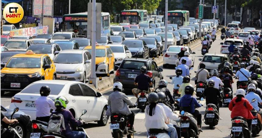 機車族「停車1方式」越來越多？一票點頭：更安全　內行揭2好處