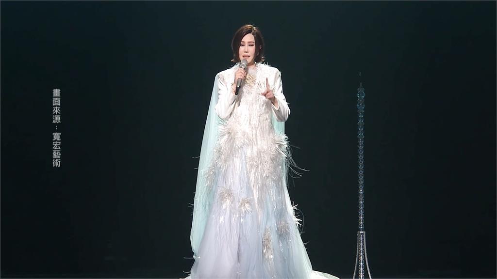 江蕙演唱會進尾聲！　周杰倫夫妻坐包廂朝聖、費玉清贈「蝴蝶花禮」相伴
