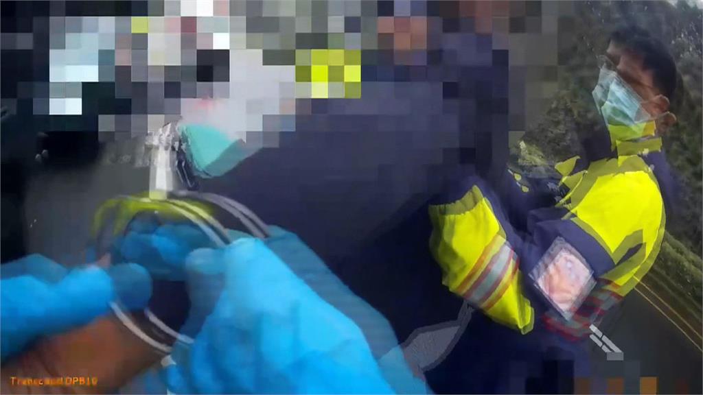 男子住車上不願回家　母報警處理男竟持利器對峙