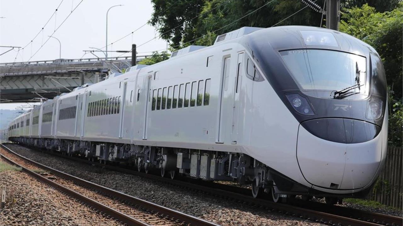 快新聞/暗夜斷魂!台鐵桃園1平交道「民眾闖入遭撞飛」 列車營運受影響