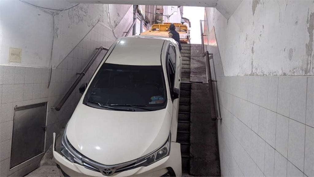 開車誤闖人行地下道　新北女愛車受困又遭拖吊「二次傷害」