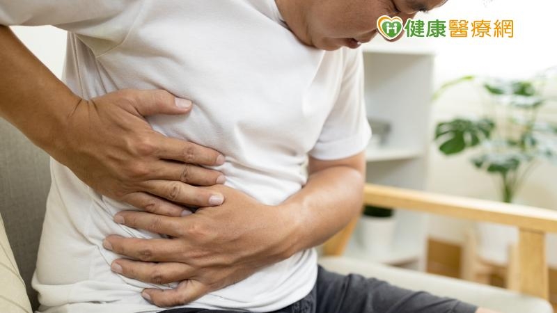 常胃痛怎麼了？專科醫教你簡單分辨「胃炎、胃潰瘍、胃食道逆流」
