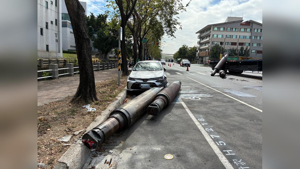 快新聞/飛來橫禍!高雄聯結車疑急煞車 鋼製品掉落波及轎車