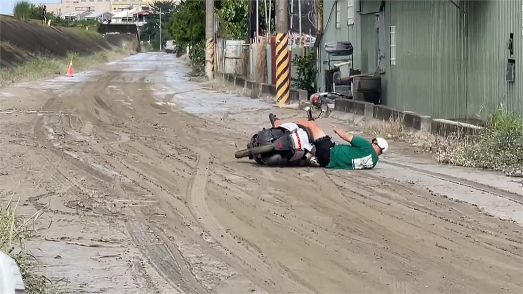 水上鄉防汛道路泥濘 騎士頻摔.1人推車摔溝溺斃