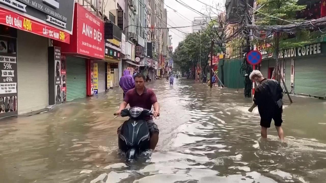 颱風麥德姆襲越南 河內「水淹到大腿」 民眾:沒遇過淹這麼慘
