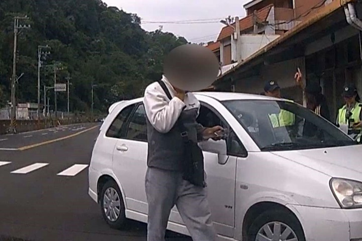 攜毒還逆向！ 囂張男腳踩毒「卡卡」遭識破