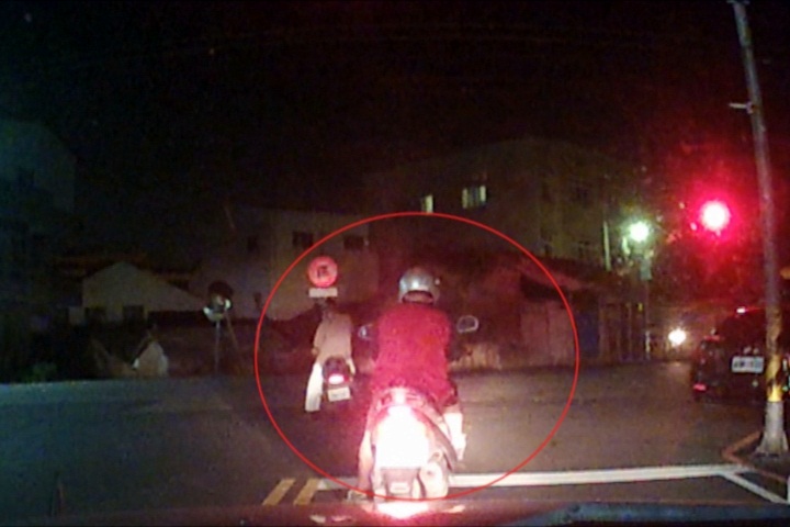 就是要抓你！所長奮勇熊抱毒蟲逮人