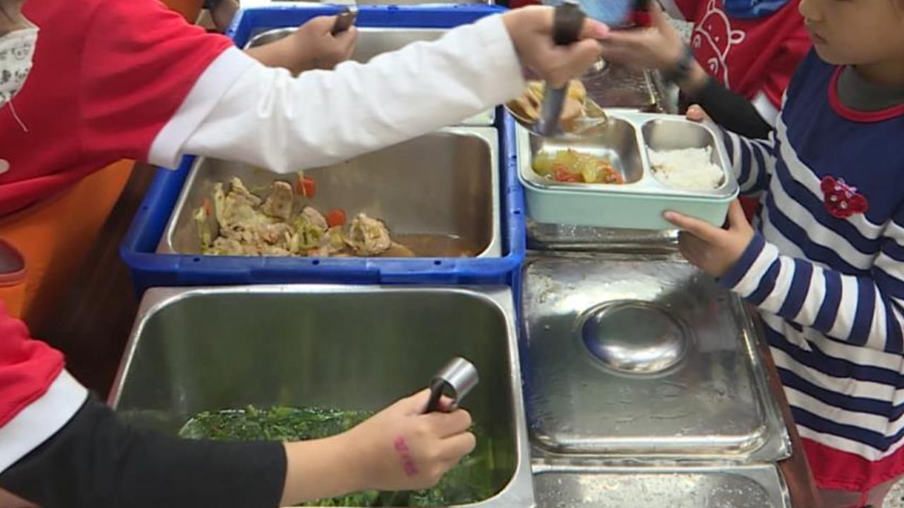 營養午餐「3塊魚餅+水煮蛋配白飯」!簡陋菜色嚇瘋家長校方致歉了