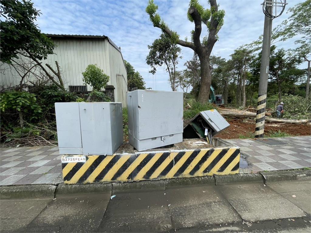大貨車撞壞變電箱　八德505戶停電