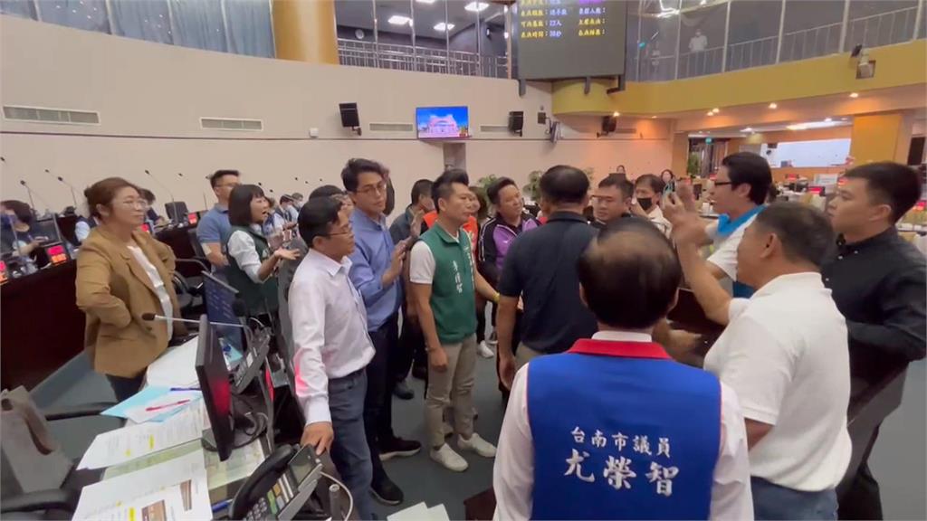 刪預算爭議藍綠火氣大　台南市議會再爆推擠衝突