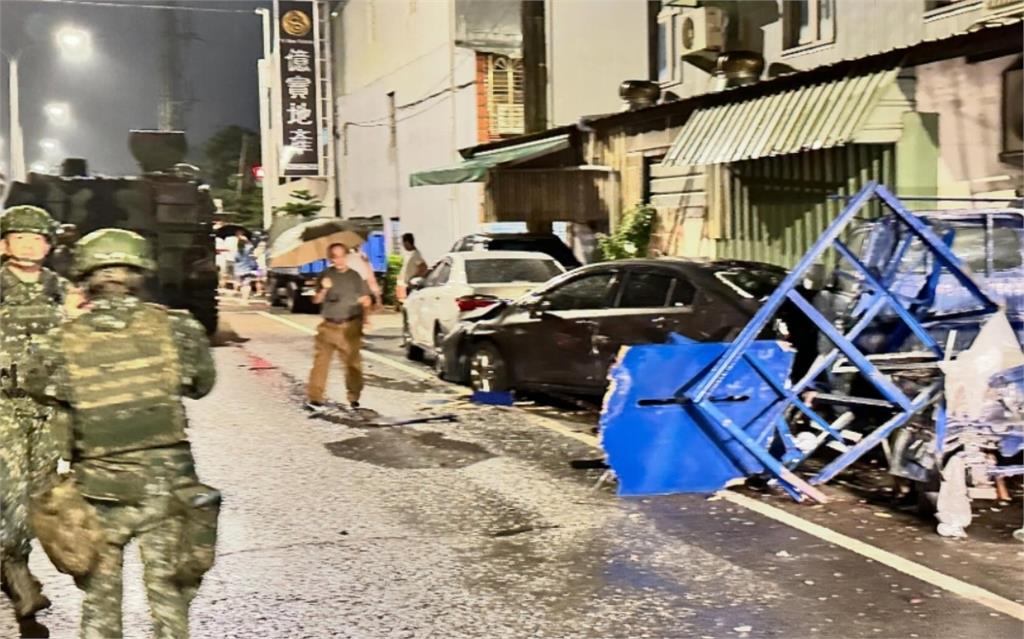 快新聞／陸軍M109A5自走砲！撞擊桃園路邊4車　六軍團發聲了
