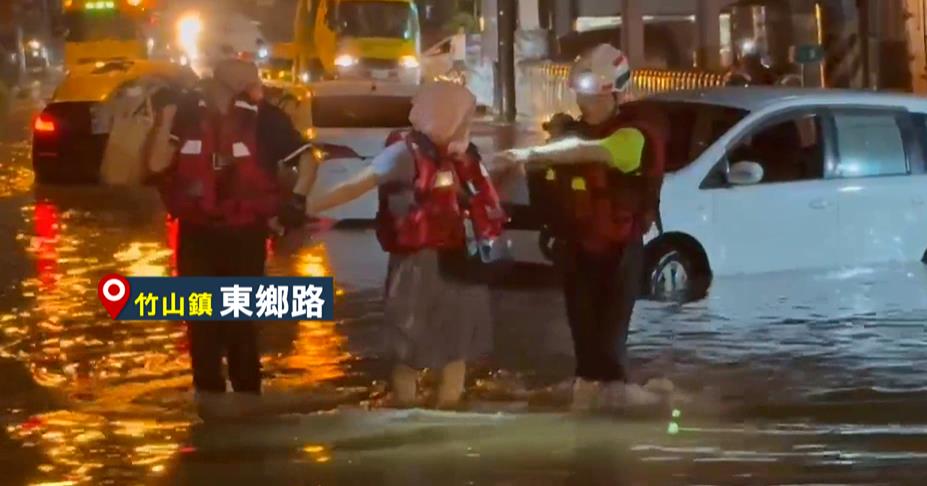 南投竹山徹夜下大雨！　消防員徒步救受困女駕駛