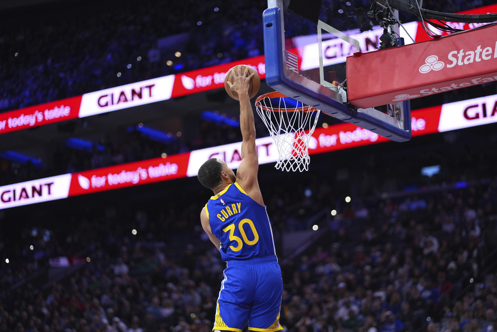 NBA(影)／柯瑞對上七六人上演單手爆扣！賽後宣布：這是最後一次