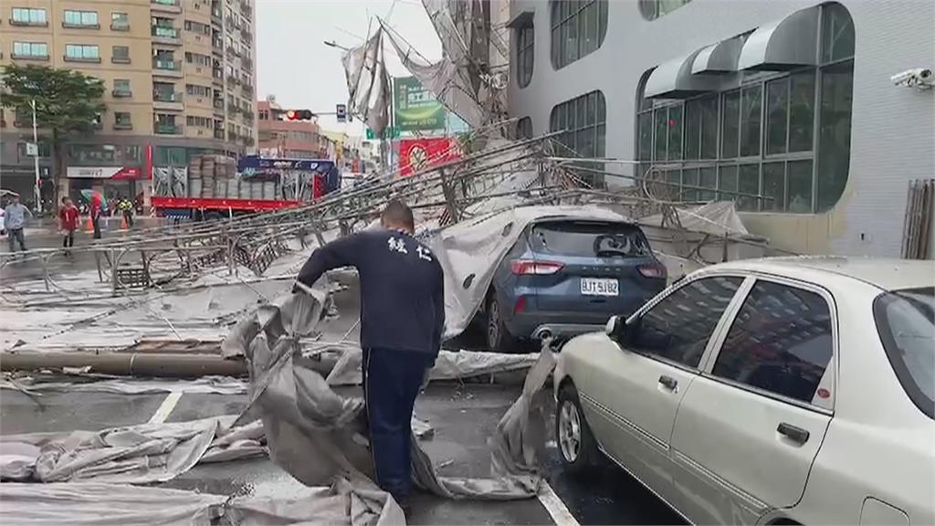 高雄6米鷹架不明原因倒塌　砸中3車無人傷亡