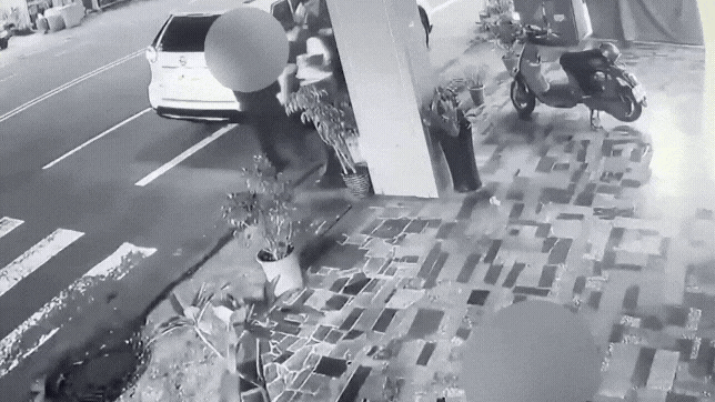 快新聞/台南女警取締違停竟遭車主持斧揮砍!縫合後無生命危險 驚險畫面曝