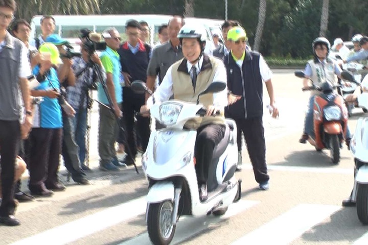 澎湖推廣電動機車 賴清德視察：多多支持