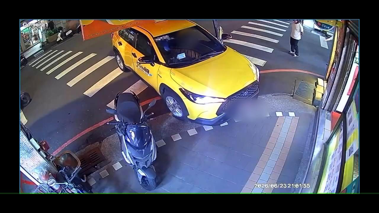 醉漢搭霸王車追打運將劫走小黃　出腳狠踹員警