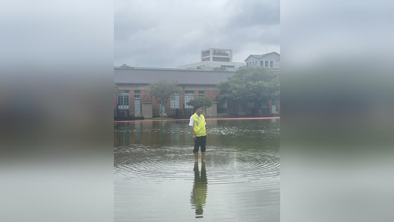清水國小操場傳淹水！　憂「畢典泡湯」急派抽水機