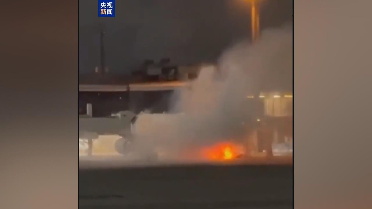 巴西客機起飛前冒火光 乘客倉皇衝逃生口全員撤離