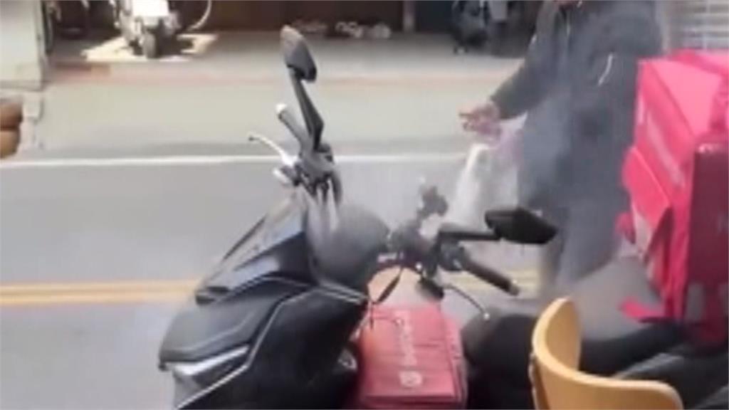 行動電源起火險釀火燒車！ 幸外送員及時撲滅