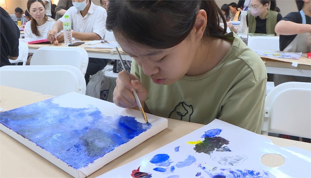 亞洲插畫藝術博覽會　賣百幅油畫所得將捐「臺灣雷特氏症協會」