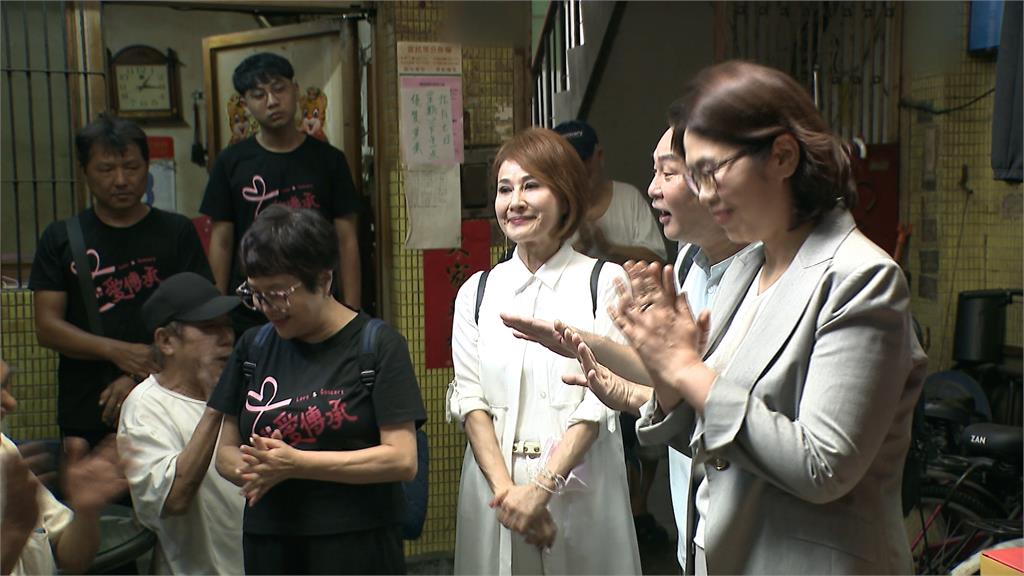 紀寶如、向娃、洪毛送暖　關懷獨居老人送保健品