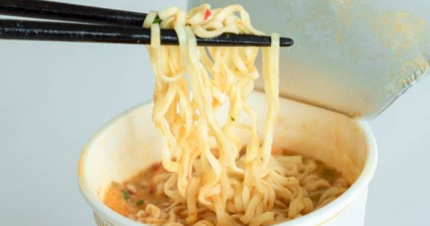 泡麵3年少賣40億包！陸媒分析「年輕人愛外送」　刺激業者推黑暗料理