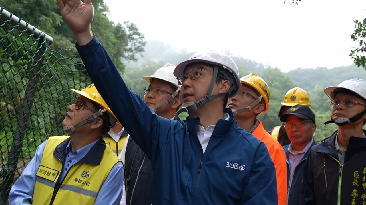 豪雨重創台鐵平溪線共7處致災點 陳世凱視察:拚明年春節前搶通