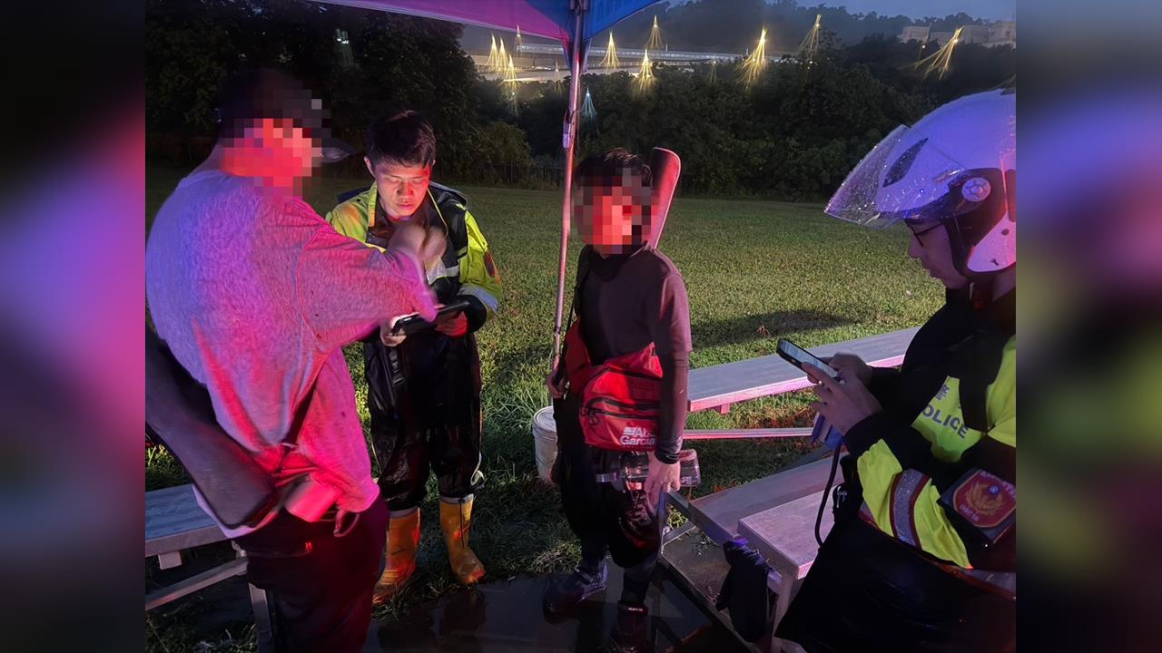 最新／暴雨灌爆新北！新店溪暴漲　2釣客受困沙洲