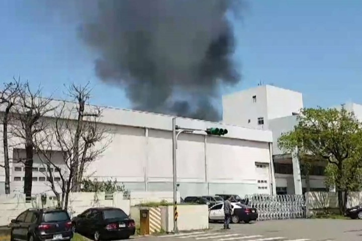 航空修護工廠傳火警 頂樓竄濃煙嗆鼻味