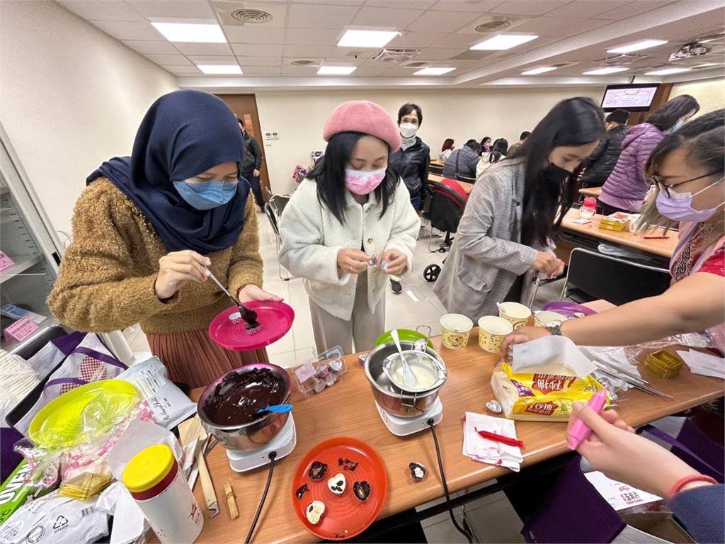 移民署桃園站助新住民適應在台生活 學員DIY巧克力傳情