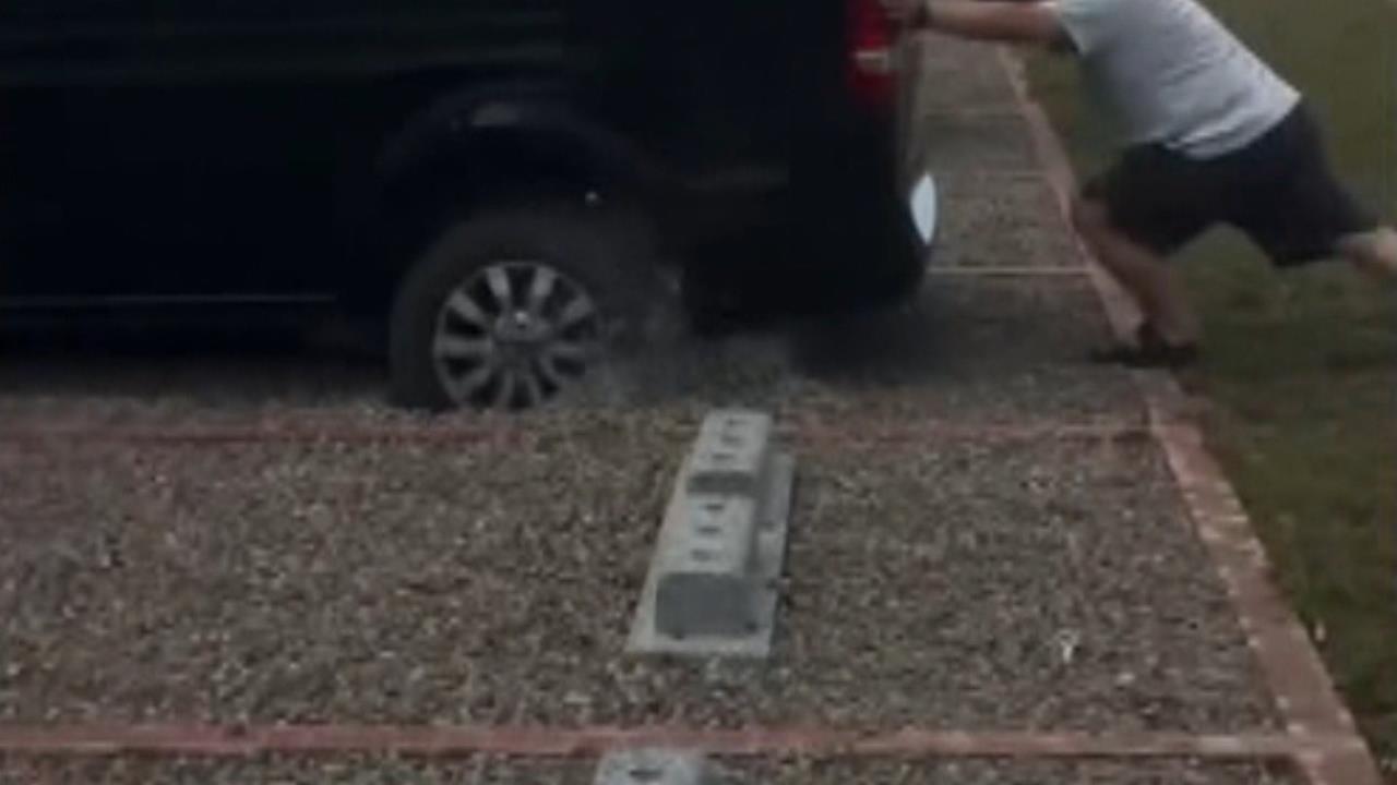 新竹「這公園」停車場碎石太鬆散 停車宛如進流沙動彈不得