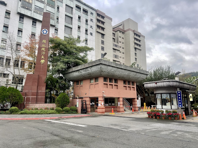 快新聞／政大生於校內圖書館外設罷免連署站疑遭刁難　校方：應先申請