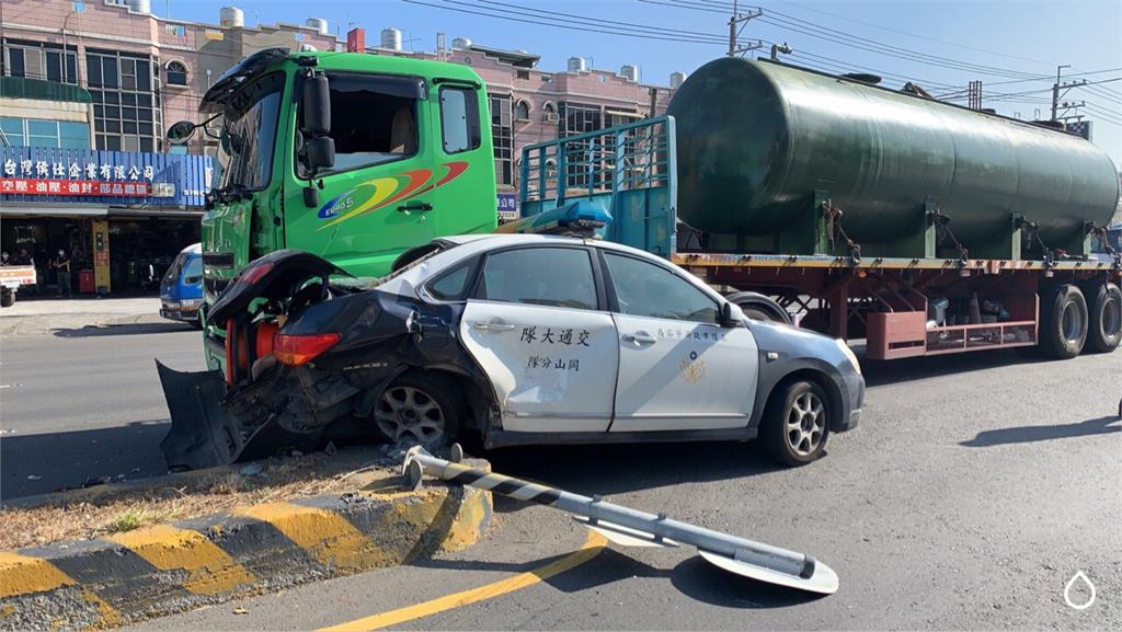 快新聞／高雄岡山警車迴轉遭曳引車撞上 1警輕微受傷送醫