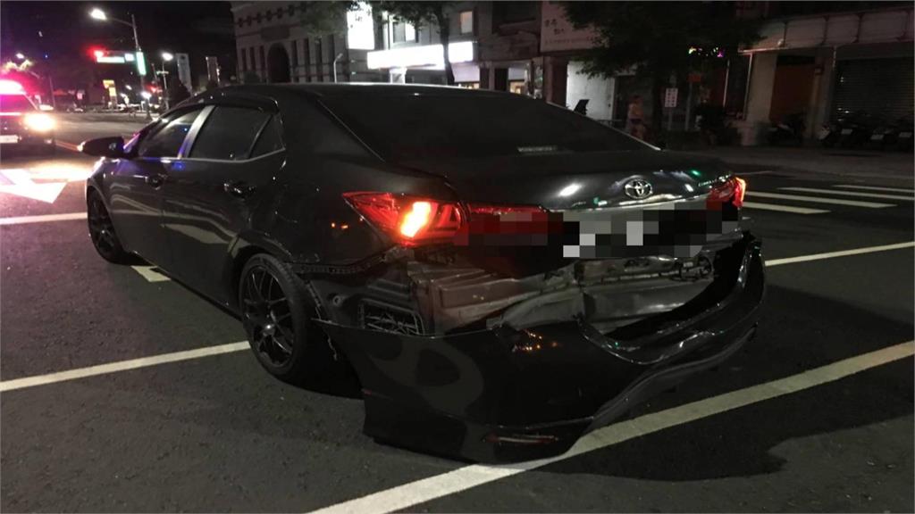 對向車燈亮到爆!駕駛反應不及追撞 被撞車輛維修費上看20萬