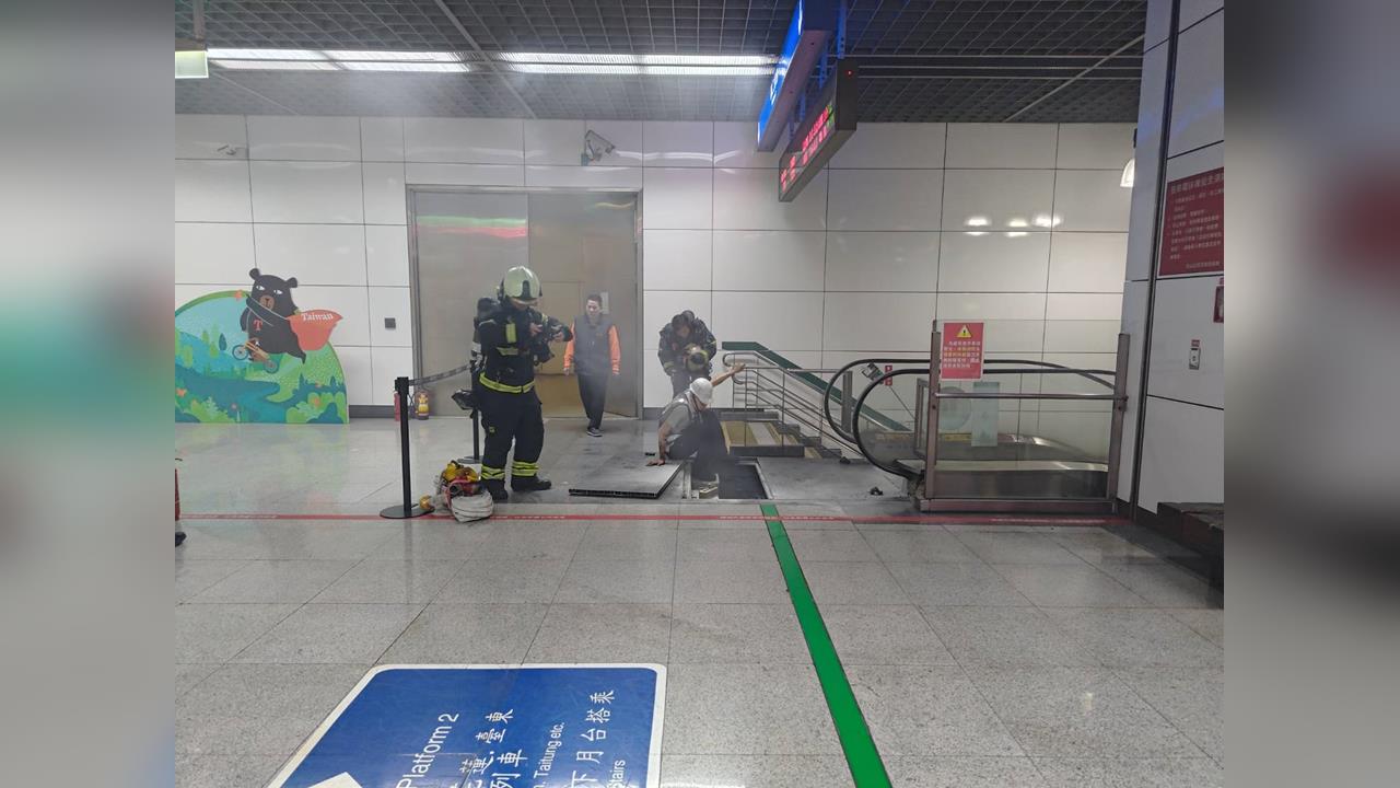 快新聞／旅客嚇傻！松山車站突竄大量白煙　台鐵急封鎖電扶梯