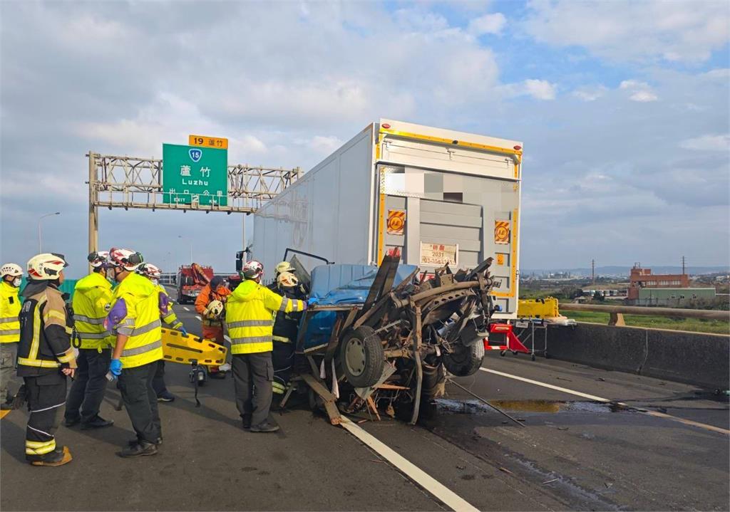 台61線3車連環撞釀3死1傷 疑閃避施工!貨車嚴重變形