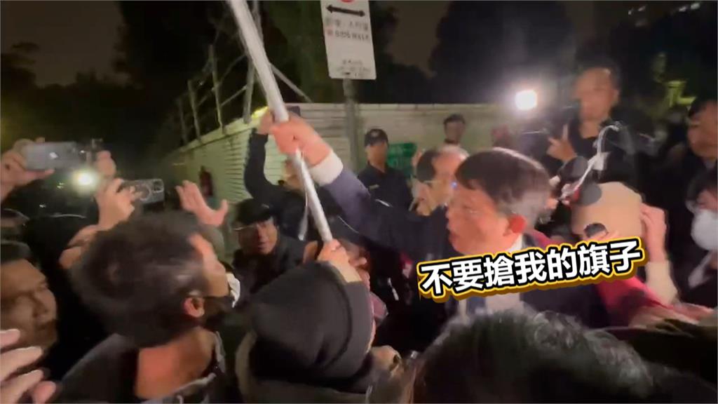 黃國昌批檢調功在黨國、北院稿戒嚴 //王世堅轟「你功在舔柯」想借屍還魂