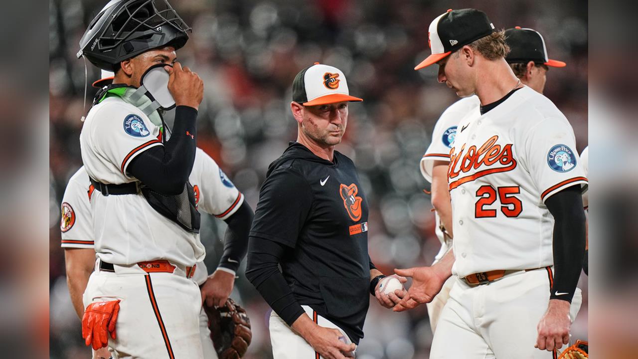 MLB(影)／金鶯總教頭被自己人打到骨折！帶傷執教笑稱想戴NFL頭盔護臉