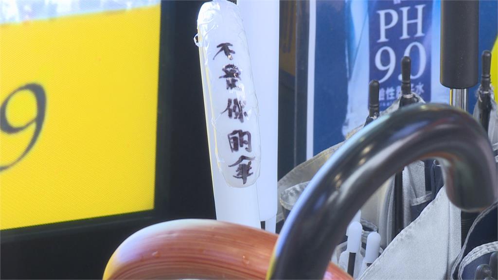 這款沒公德心！　男子雨天沒帶傘　店家外傘桶「隨便拿」